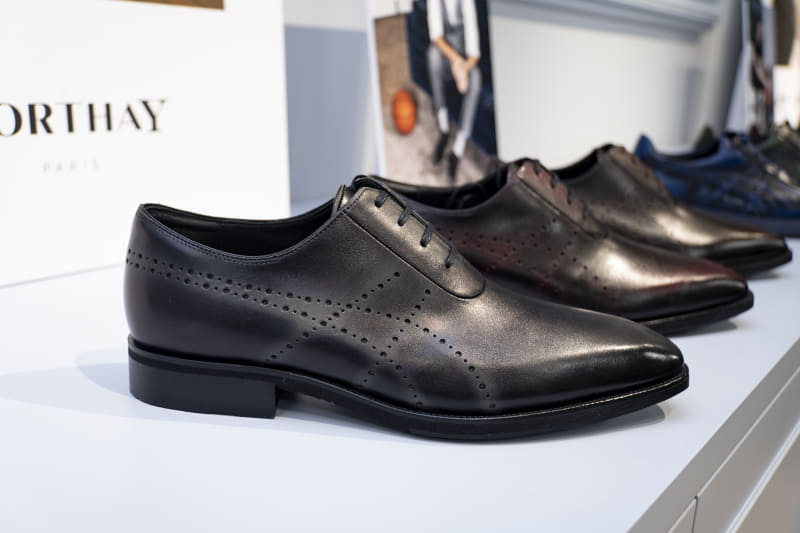 パーフォレーションと濃淡によるアシックスストライプ