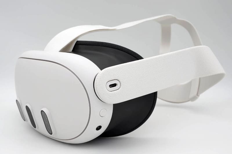 ストラップバンドの付け根部分にUSB Type-Cポートがある。この形状、Oculusのロゴに似てる