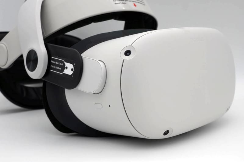 こちらはQuest 2。カメラは外向きに付いている。設計段階ではMRはあまり想定してなかったっぽい