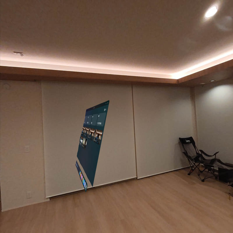 アプリを起動しないホーム状態でパススルーをオンにすると、こんな感じで現実空間を背景とし、空中にUIが浮いて表示される