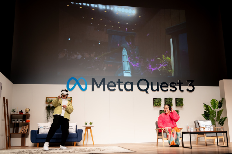 窓やドアから侵入してくるゾンビを撃つ。周囲・背景は現実世界の映像