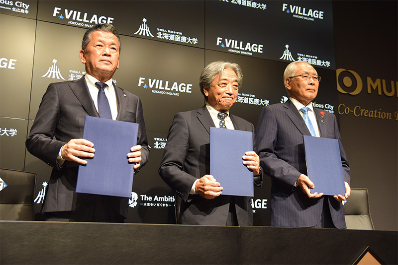 左から、FSE代表取締役社長 小村勝氏、東日本学園 北海道医療大学 理事長 鈴木英二氏、北広島市 市長 上野正三氏