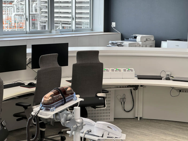 制御席には緊急時用のメカニカルなコントロールスイッチもあった