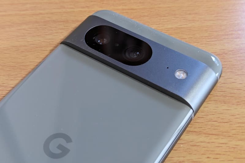 このようにカメラバーはやや出っ張っています。カバーを付けると目立たなくなるのがデザイン上の大きな特徴です