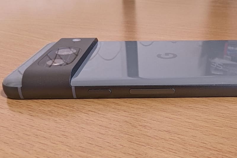 右側面部には電源ボタンと音量センサー