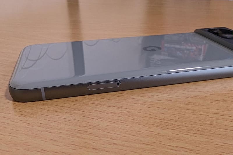 左側面部にはSIMカードのトレイ