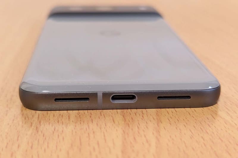下面側はUSB Type-C端子とスピーカー穴。なおPixelシリーズの現行モデルにイヤフォン端子はありません