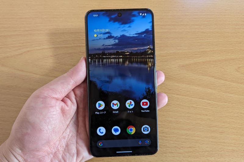 こちらがPixel 8 Pro。Pixel 8より明らかに大きいサイズですが、デザイン的にはかなり似ています