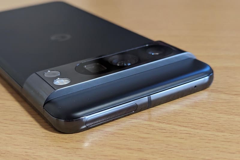 側面・下面はPixel 8とほぼ共通。ただしPixel 8 Proの上面には、ミリ波用のアンテナカバー(やや凹んでいる部分)があります