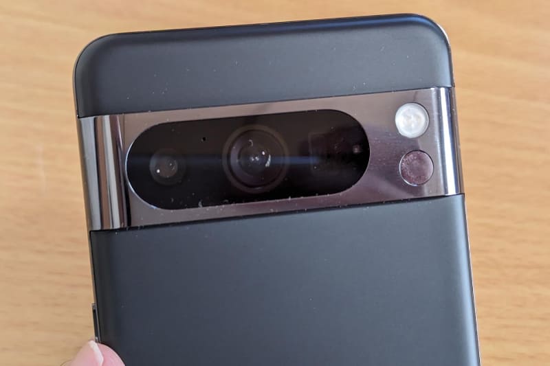 Pixel 8 Proのカメラ部分。光学5倍望遠レンズがアイデンティティー