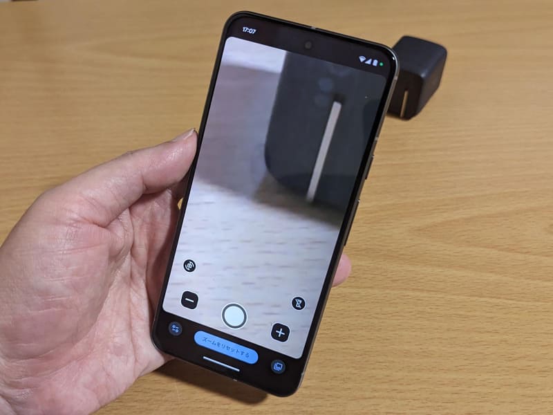 カメラを対象物に向けると、画面に大きく表示。この画面で撮影して、その画像をスクロールしたりピンチイン/ピンチアウトすることもできます