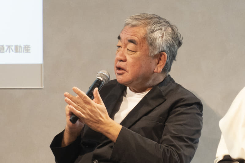 デザインについて説明する隈研吾氏