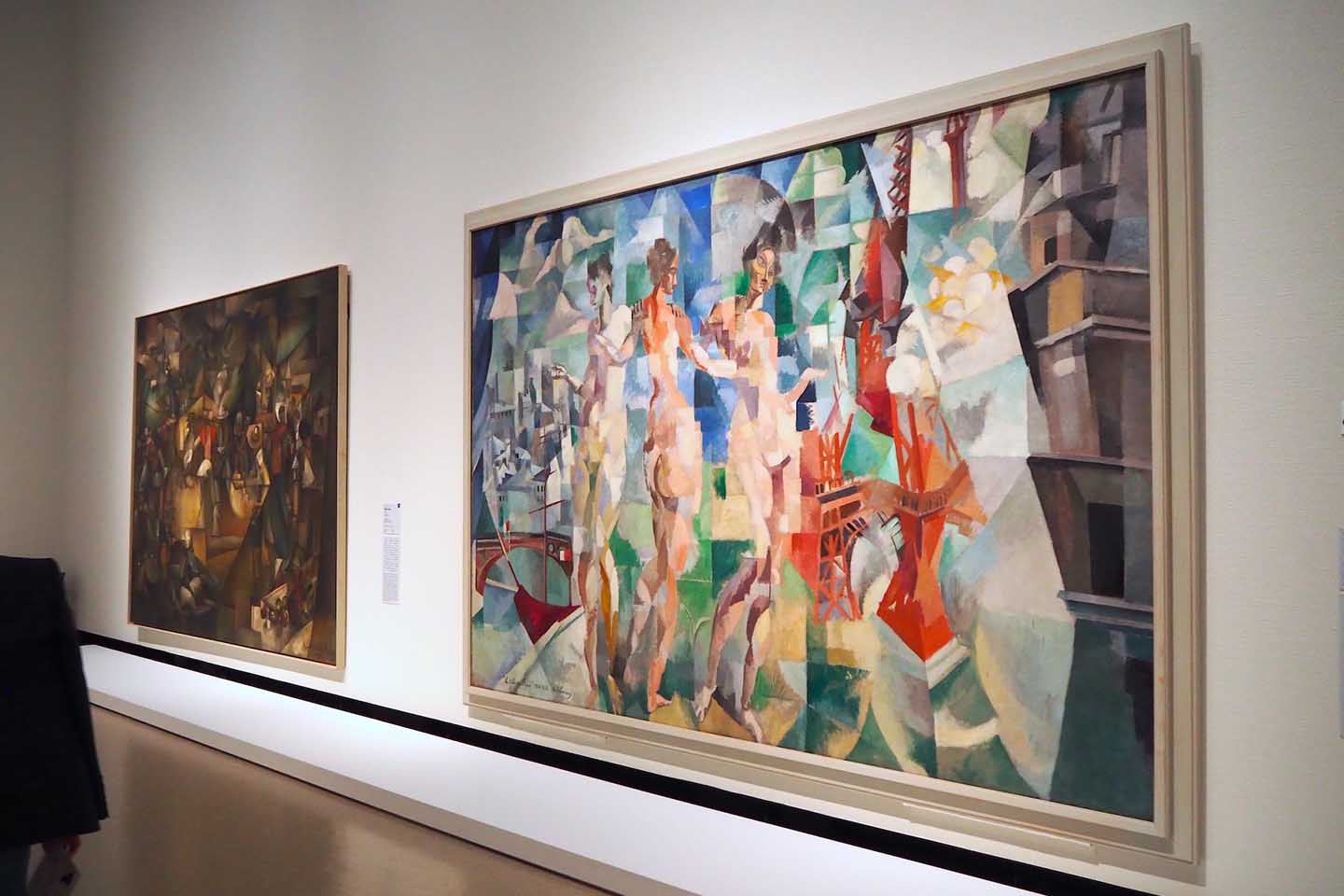 手前がロベール・ドローネー《パリ市》1910〜12年/ポンピドゥーセンター所蔵