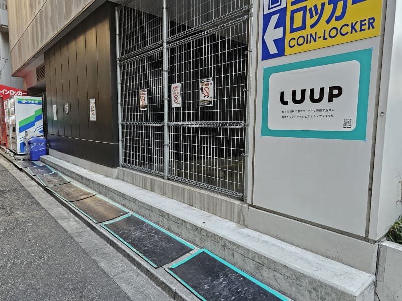 自動販売機の設置も難しい隙間に設置されるLUUPのポート
