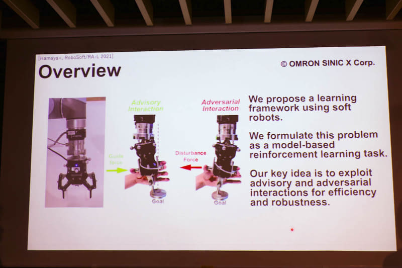 手首がフニャフニャのロボットで穴に棒を入れる