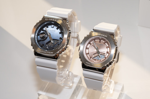 G-SHOCK冬限定モデル G-SHOCK、冬限定の鮮やかでメタリックなペアウォッチ。イメージ