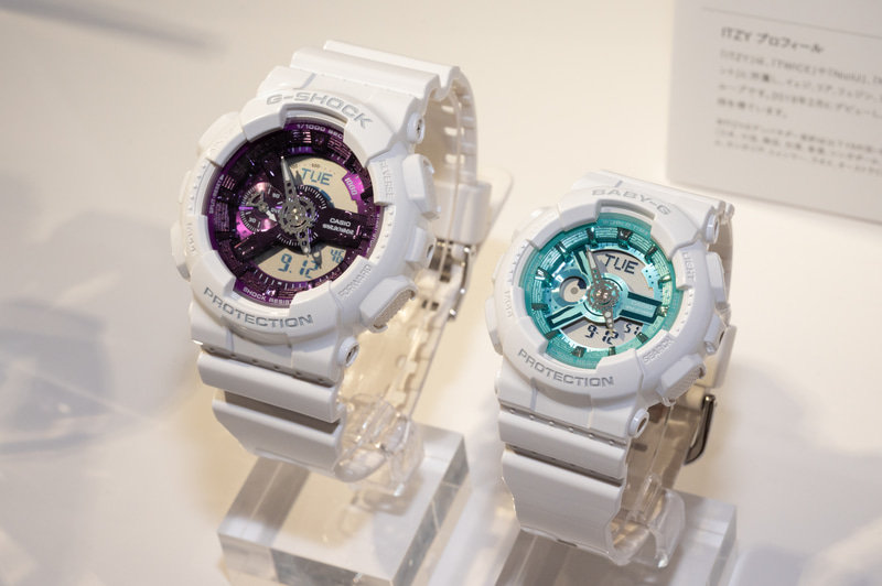 GA-110WS(左)。右は「ITZY」着用モデルではなく、「BABY-G」から発売される「BA-110XWS」