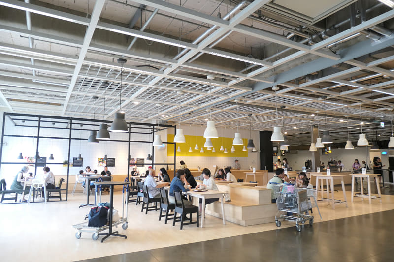 IKEA Tokyo-Bayのソフトクリーム販売フロアの飲食スペース。平日でも賑わっており、家族での来店も多いようです