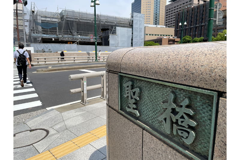 聖橋と新駅舎工事中の駅舎(6月8日撮影)