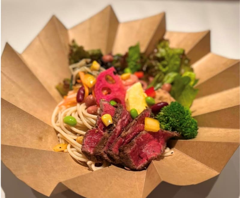 ローストビーフ混ぜそば盛り(提供：コミュニケーション)