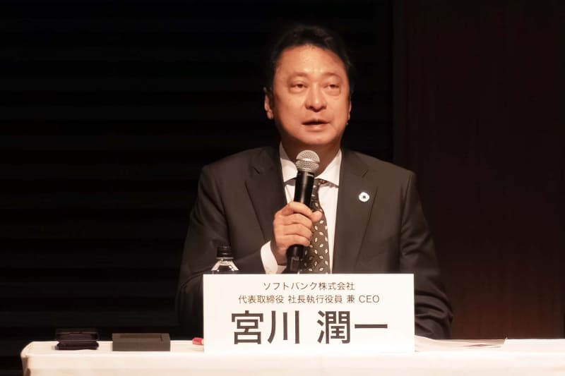 KDDIの髙橋誠・代表取締役社長CEOと、KDDIの主張