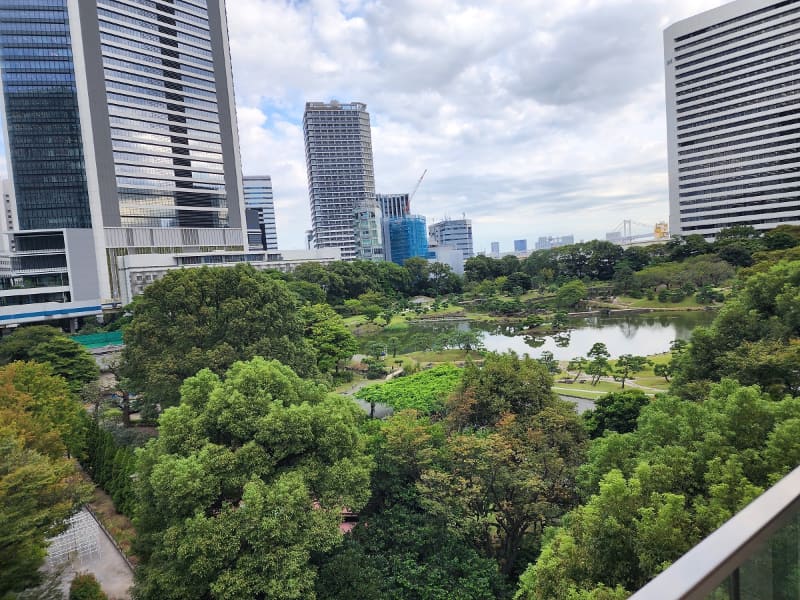 撮影済みの画像でも使用できるため、旧芝離宮恩賜庭園の写真でスポット検索してみました
