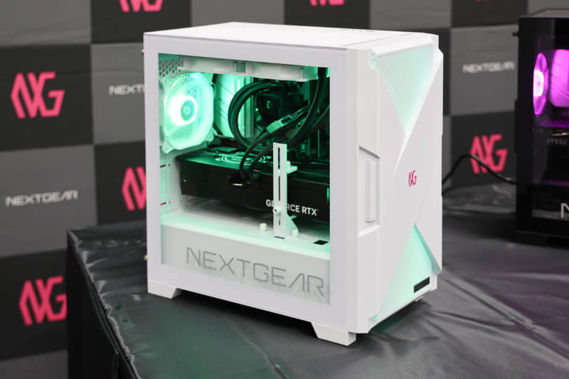 ホワイト筐体も参考出品