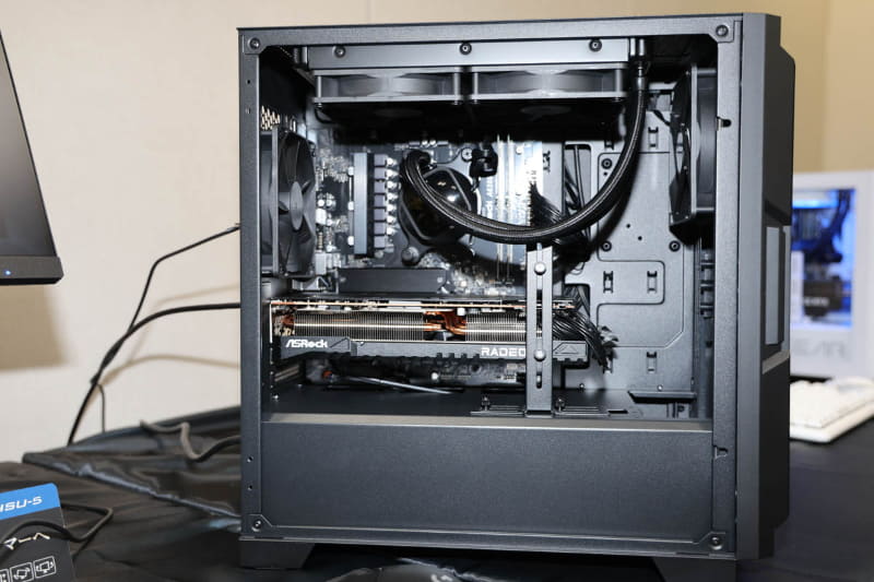 空冷ファンは標準で6基搭載し冷却性能を確保