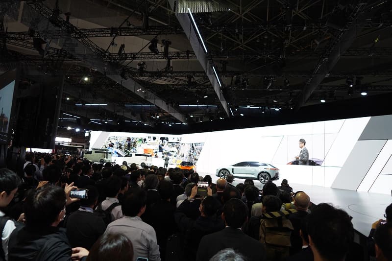 初日の開場は8時。早朝一番(8:45)のプレスカンファレンスはトヨタから始まるのは例年通り! この圧倒的な「密」な感じがついに帰ってきた(笑)