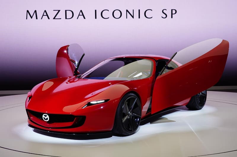 顔つきはロードスターっぽい。跳ね上げ式ドアを採用。横開きと上開きを合わせたような開き方で、ドアの開閉には上にも横にもスペースが必要そう