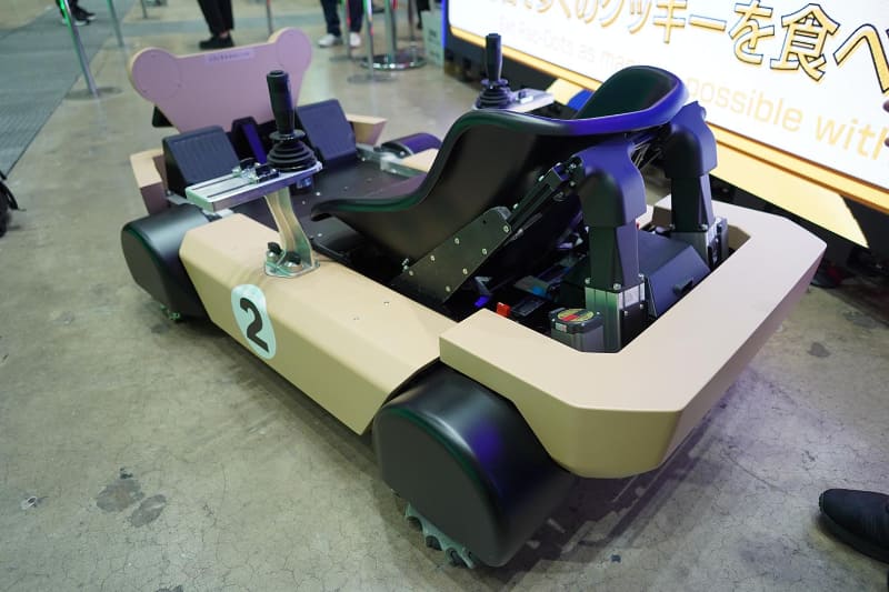 完全新規開発の電動カート「Funve」。四輪は全てリジッド状体。なのに左右への操舵のみならず、真横へのスライド走行も可能な、なんとも不思議なカート
