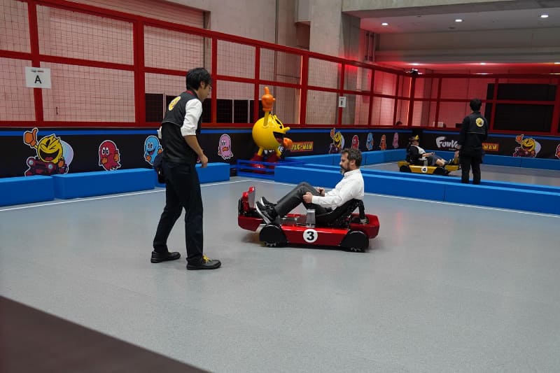 パックマン体験の前にFunveの操縦方法のレクチャーをうけることになる