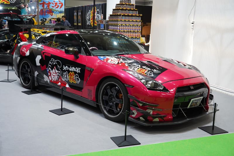 同ブースには燃料添加剤「煤殺し」(すすごろし)のデモカーも。実は、このクルマ、GT-Rオーナーズクラブ内ではちょっと有名な1台