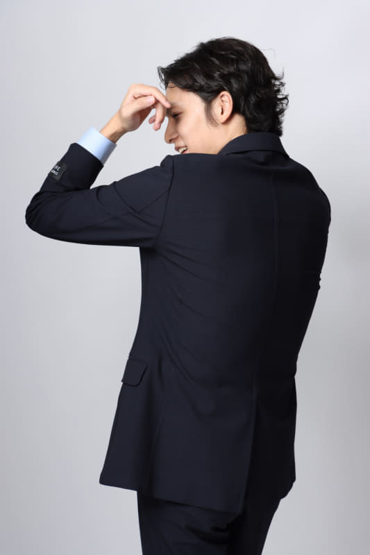 腕を上げても突っ張らない背中のストレッチ性