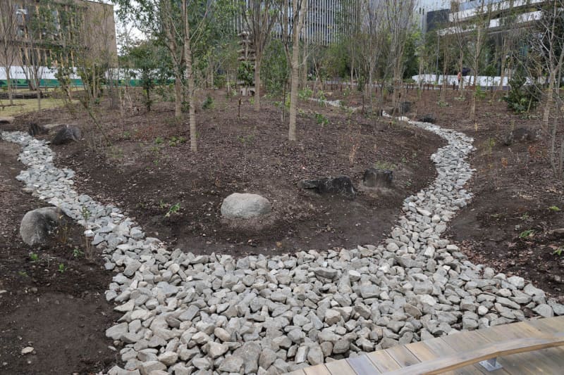 石が敷き詰めてある場所に水が流れ、排水する