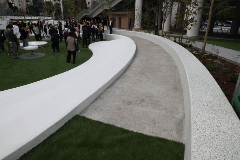 外周部に柵を使わず開放的なイメージとした