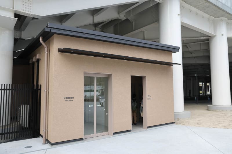 管理棟とトイレ。ジェンダーフリートイレも備える