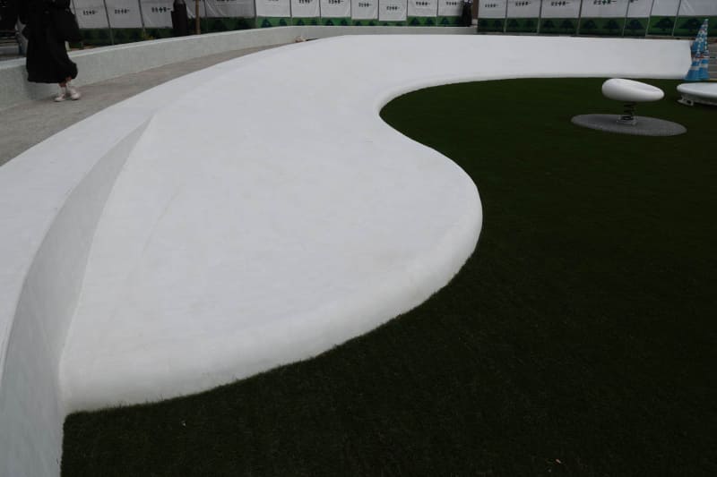 外周部は子供が滑り台にできる