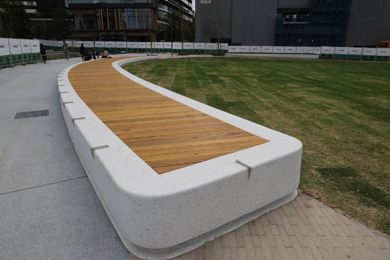 広場を囲うようにベンチデッキを配置