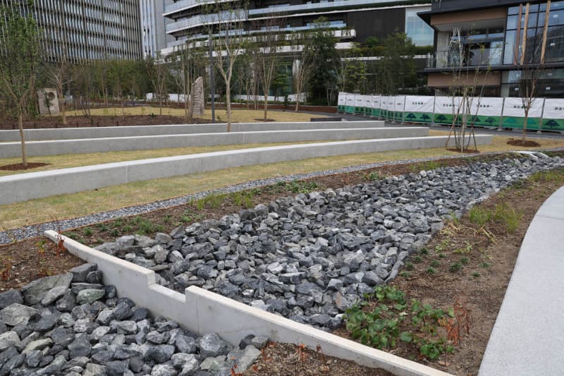 石が敷き詰めてある場所に水が流れ、排水する