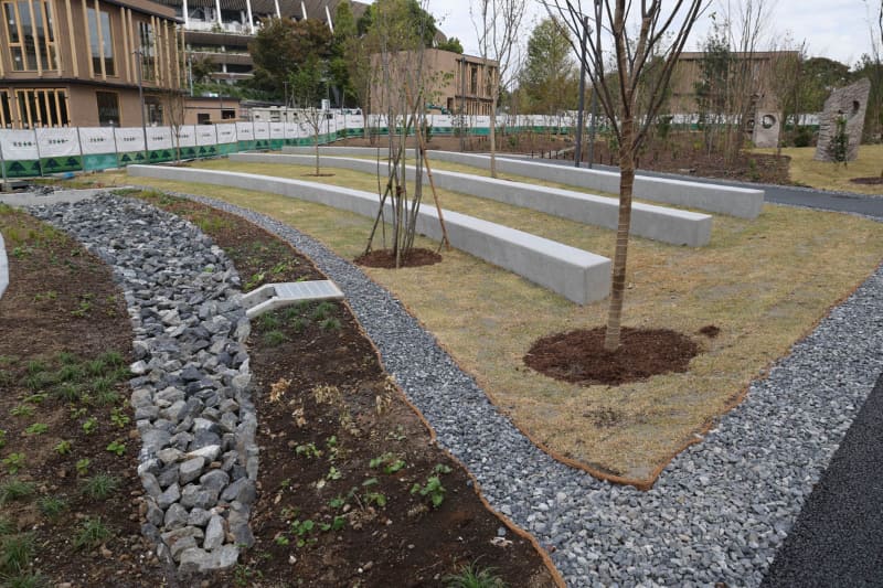 石が敷き詰めてある場所に水が流れ、排水する