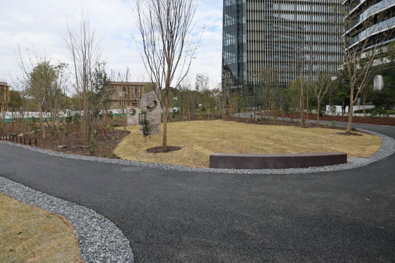 杜の中に芝生の広場も整備している