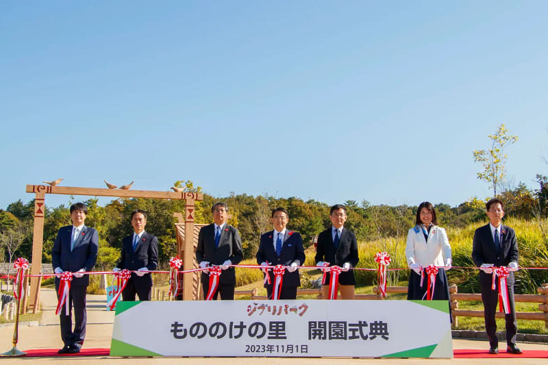 エリアの入口ゲート前で来場者を出迎える大村秀章知事(左)と宮崎吾朗監督(右)