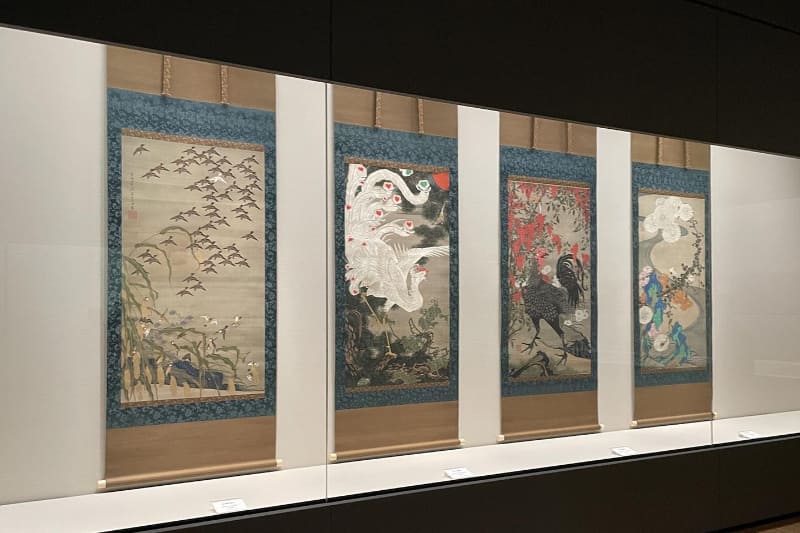 伊藤若冲が描いた国宝《動植綵絵》のうち、左から「秋塘群雀図」、「老松白鳳図」、「南天雄鶏図」、「菊花流水図」。展示期間は、いずれも11月3日〜11月26日