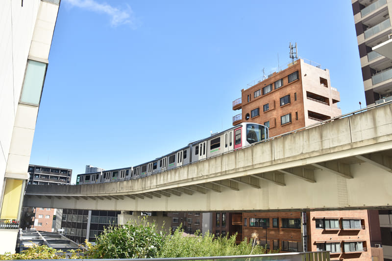 日暮里駅を出発する日暮里・舎人ライナー