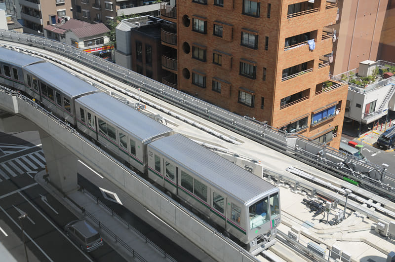 2008年の開業当初は、日暮里駅前から日暮里・舎人ライナーを見下ろす角度で撮影ができた(2008年8月撮影)