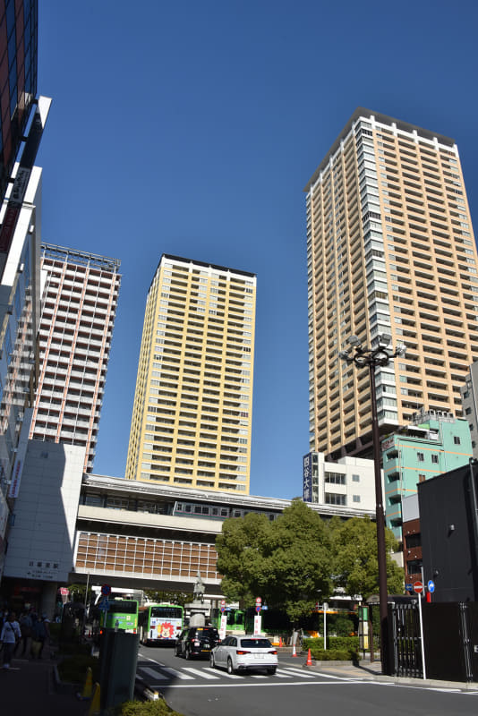 現在の日暮里駅東口は再開発により、タワマンが立ち並ぶ