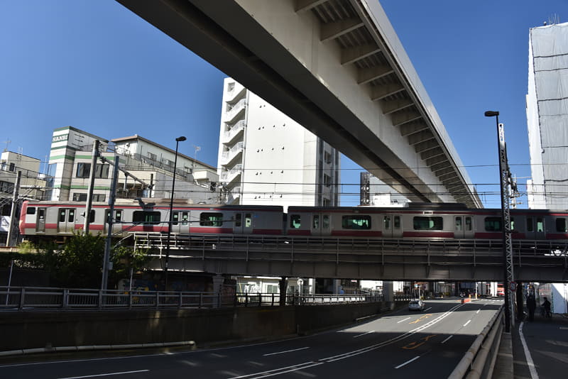 常磐線をオーバークロスする日暮里・舎人ライナー