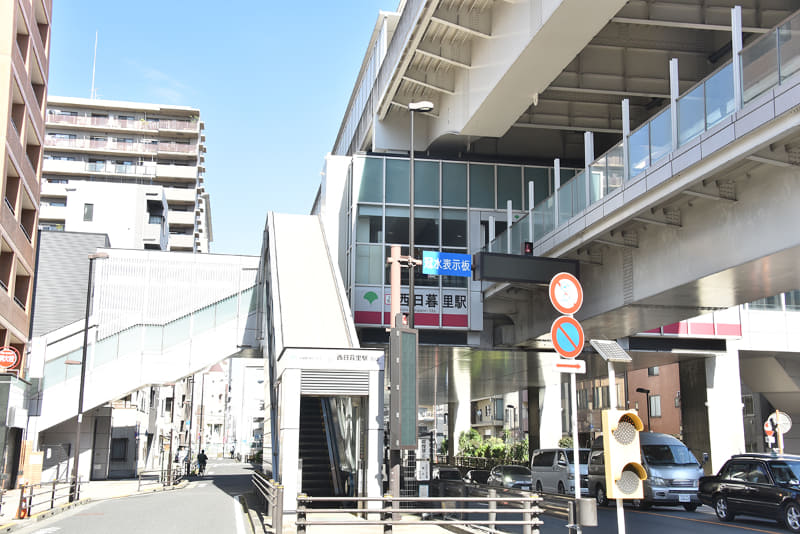 西日暮里駅は千代田線との乗換駅のため、通勤時間帯にオフィスワーカーの姿が目立つ
