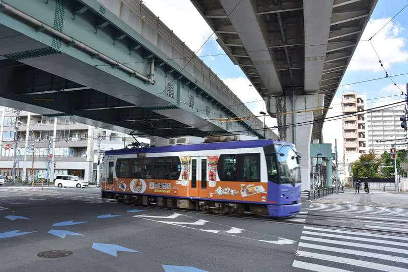 日暮里・舎人ライナーの下を走る都電荒川線